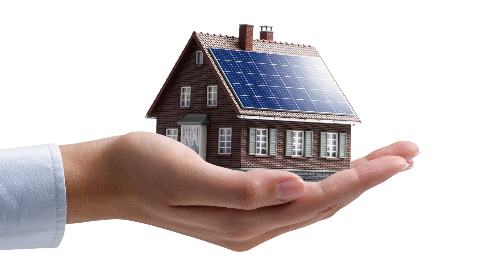 Een miniatuurhuis met zonnepanelen in de hand, een symbool van duurzame energie en investering.