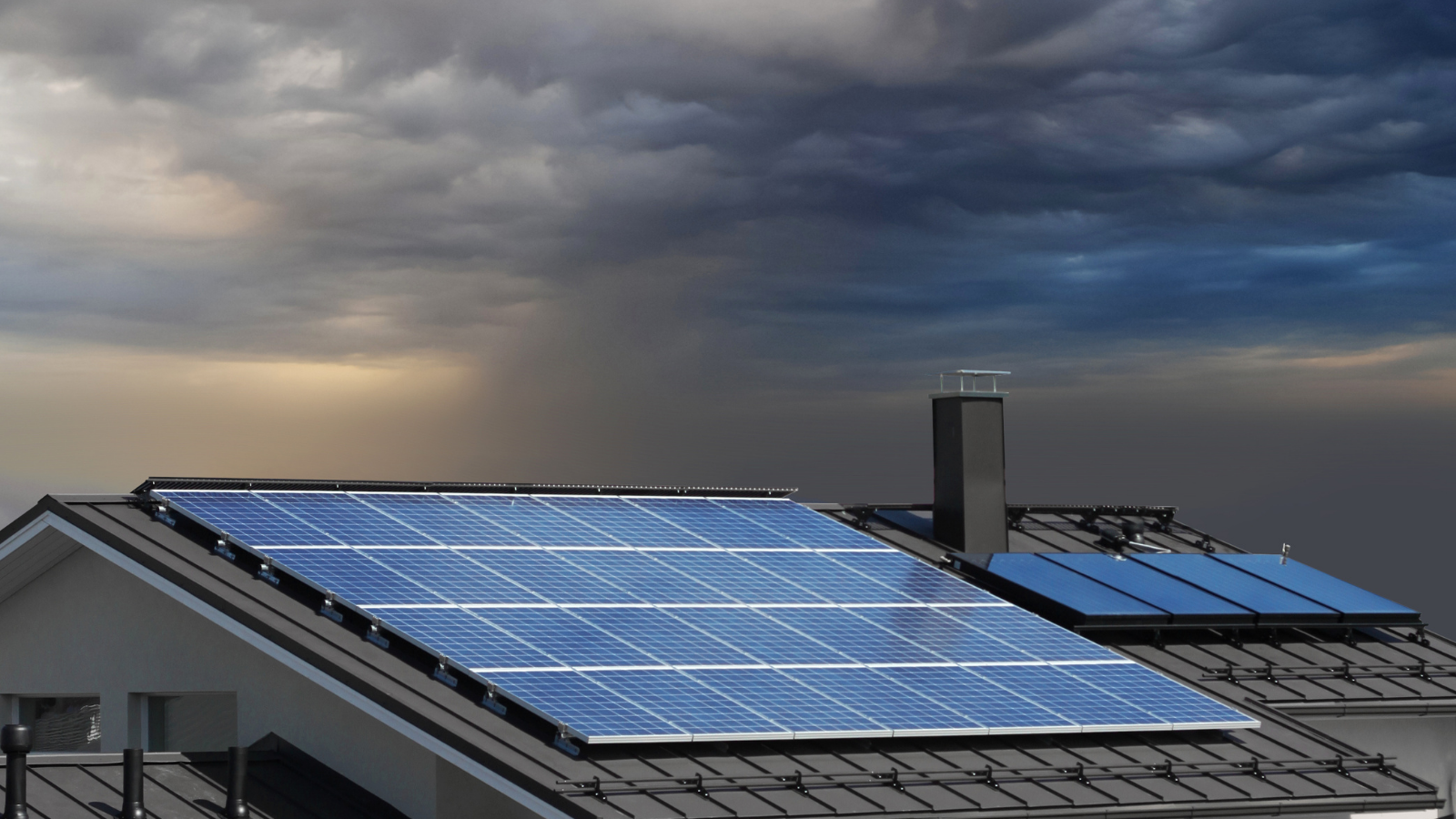 Zonnepanelen geïnstalleerd op een modern huisdak