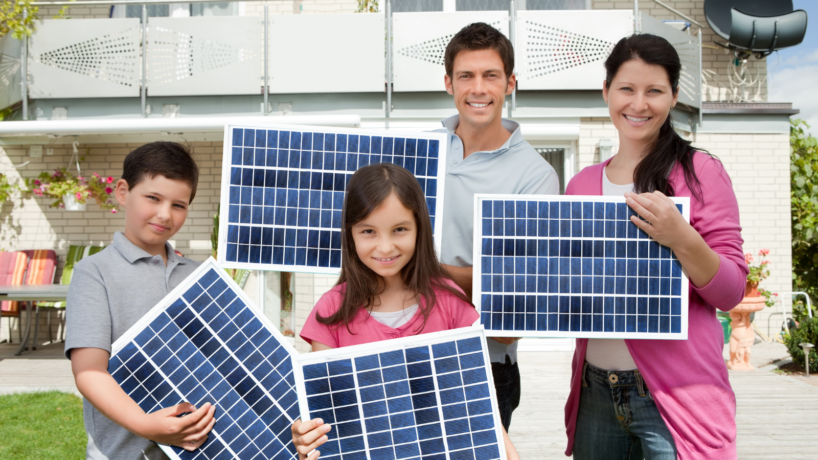 Gezin met zonnepanelen, klaar om zonne-energie te gebruiken.